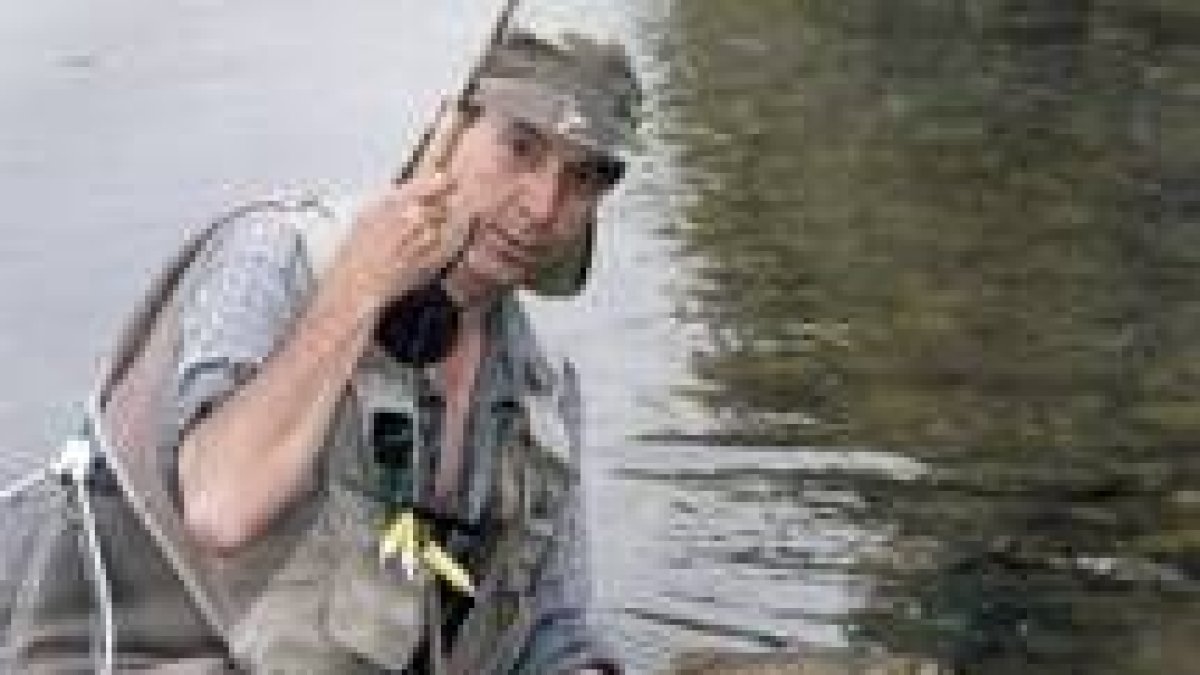 Un aficionado a la pesca sin muerte disfruta de una buena jornada en un tramo libre del río Esla