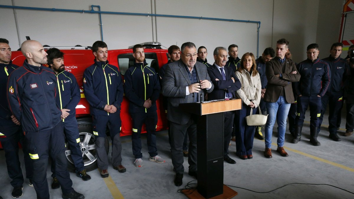 Eduardo Morán, durante la inauguración del Parque de Bomberos del polígono industrial de Villager. FERNANDO OTERO