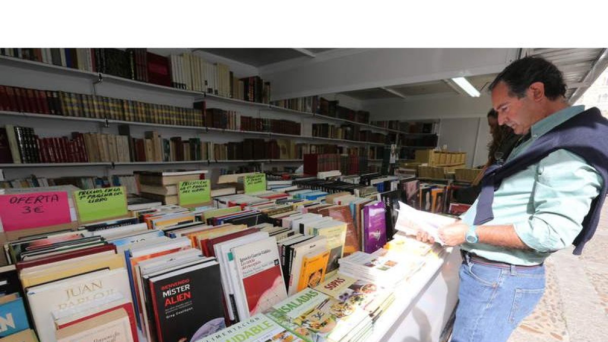 Imagen de algunas de las casetas de la Feria del Libro Antiguo