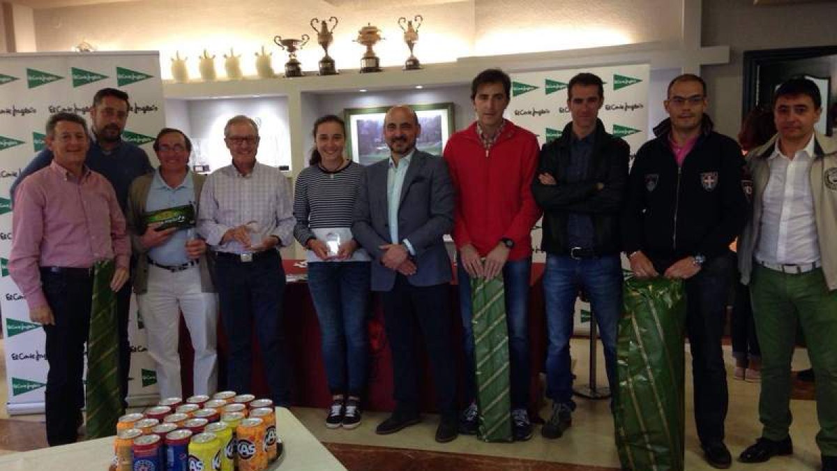 Los ganadores del torneo, durante la entrega de premios. DL