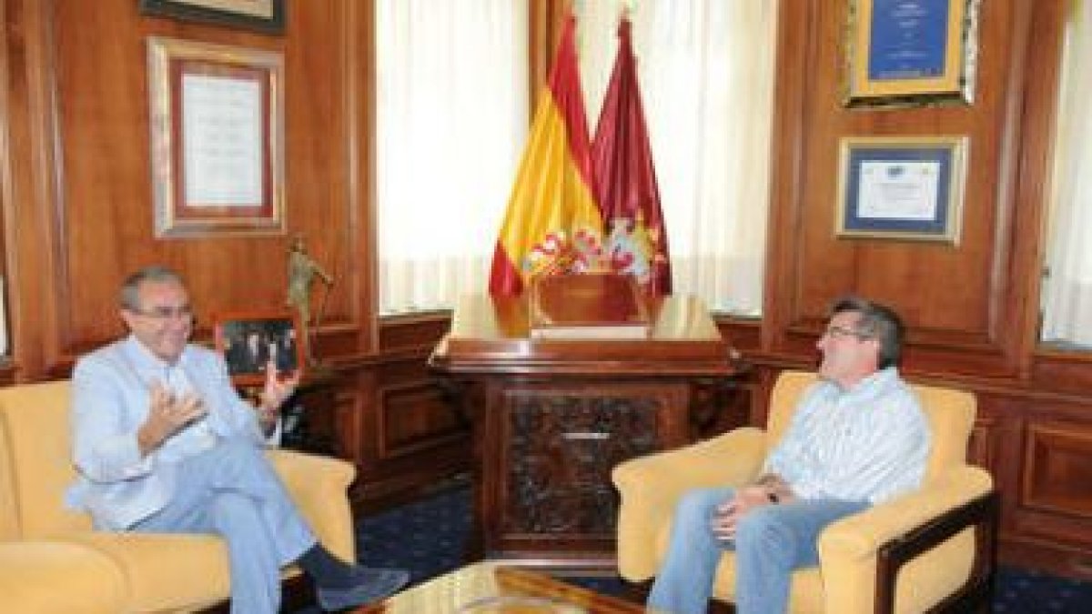 Imagen de la reunión mantenida entre el alcalde y el director del Cervantes de Sídney.