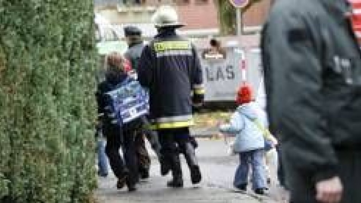 Policías y bomberos ayudaron a evacuar el colegio con el fin de evitar males mayores
