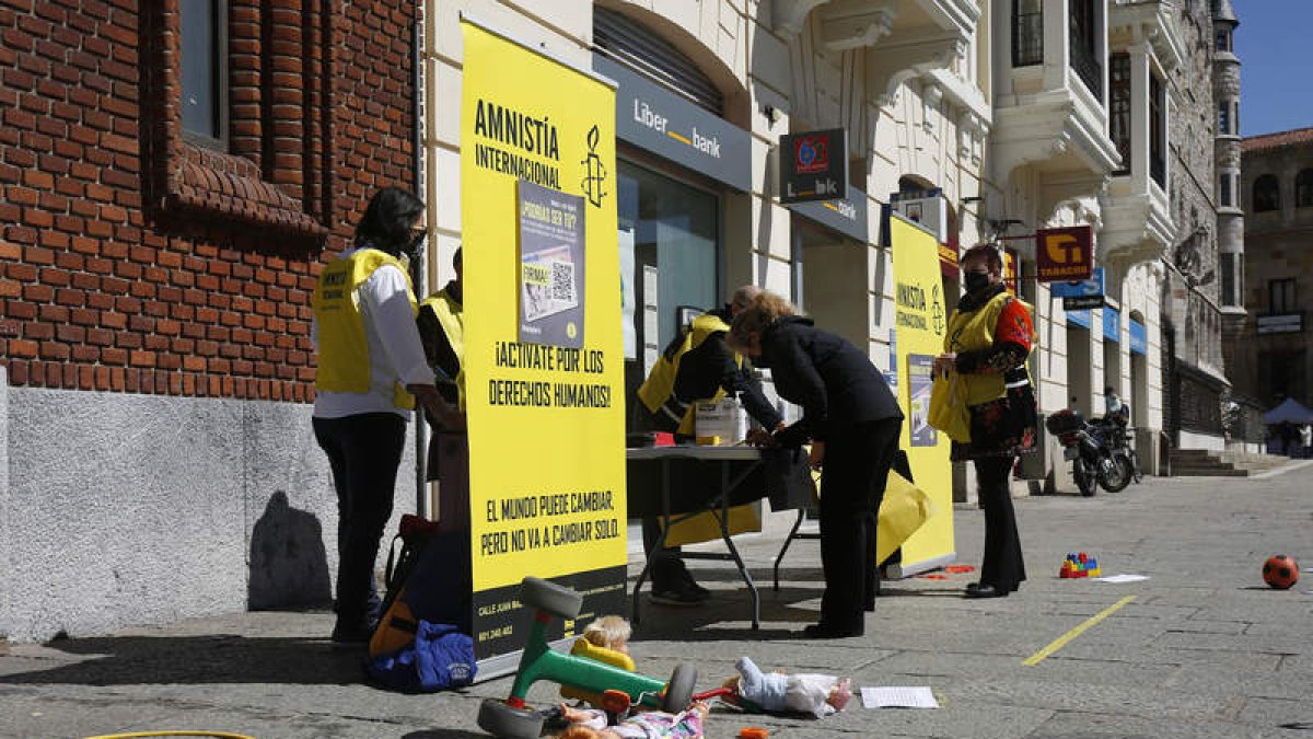 Amnistía Internacional recogió ayer firmas en León para una ley sobre bebés robados. FERNANDO OTERO