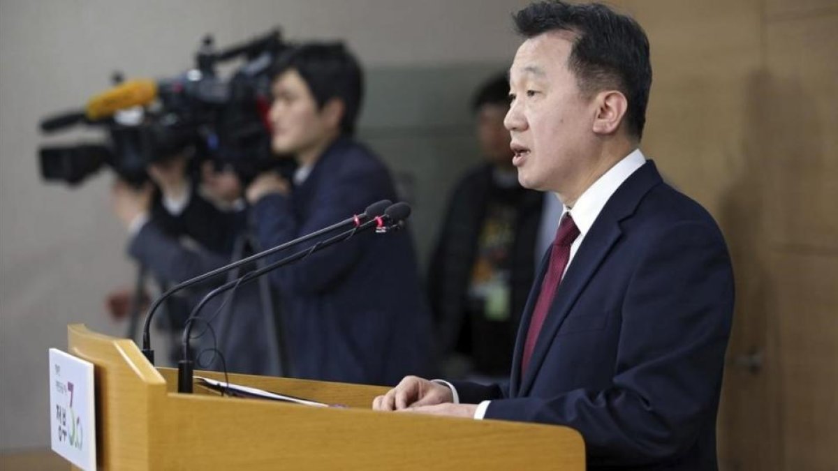 Jeong Koon-hee hace una declaración a la prensa sobre el grupo de 13 norcoreanos que han desertado a Seúl, este viernes.