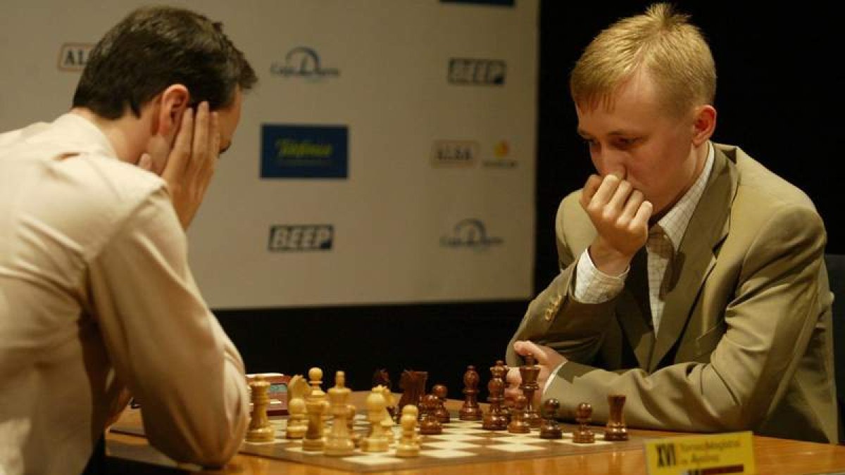 Ponomariov, a la derecha, y Ruslan Kasindanov son los dos campeones del mundo de ajedrez que compiten en León.