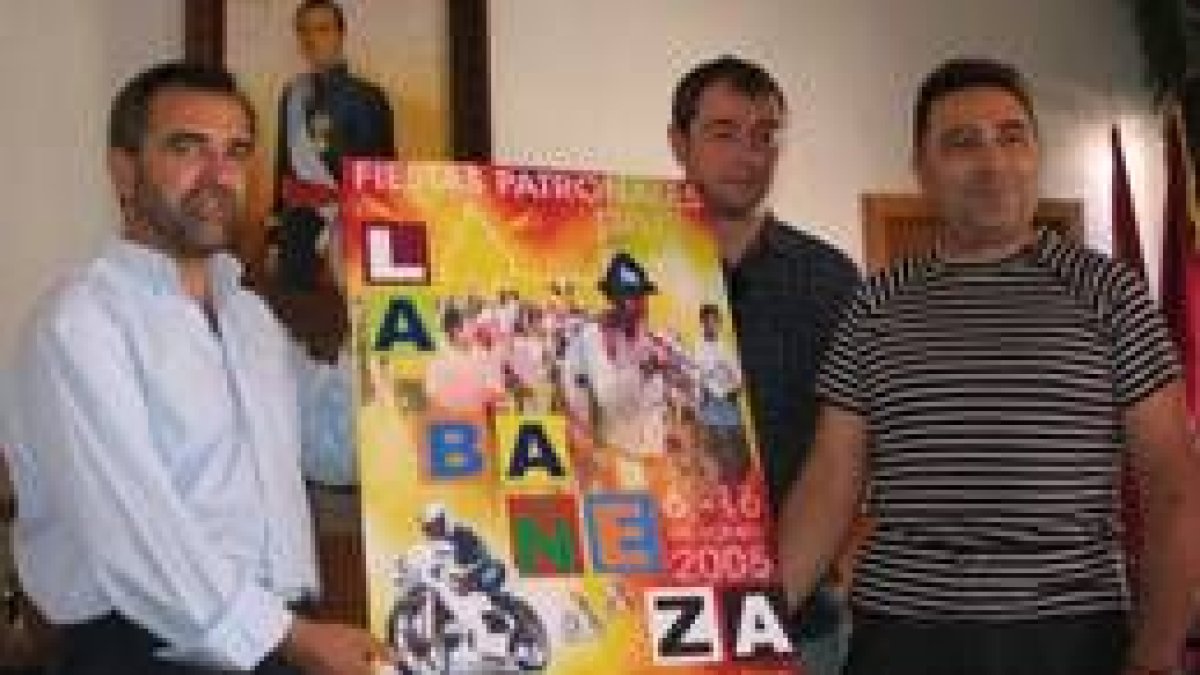 Palazuelo, Pérez Rubio y Antonio Odón portando el cartel del programa para este año