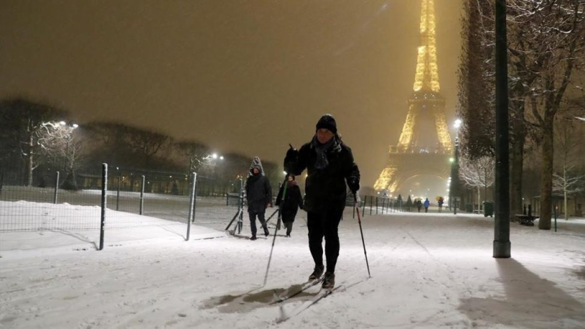 Un esquiador en el Champ de Mars, cerca de la Torre Eiffel, en París.