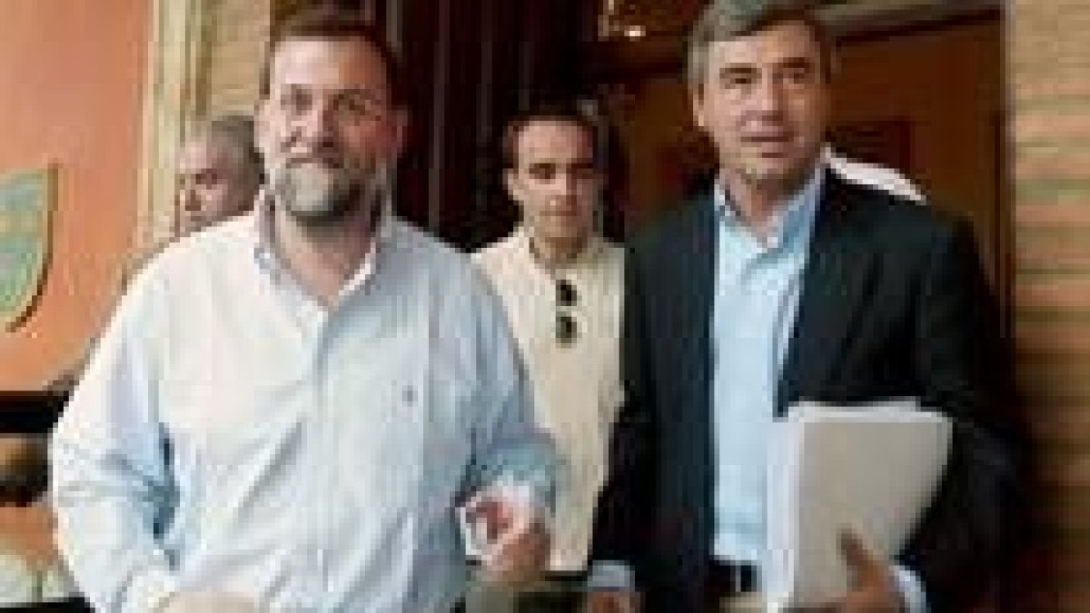 Rajoy y Acebes abandonan el Parador Nacional de Tordesillas tras celebrar su cónclave estratégico