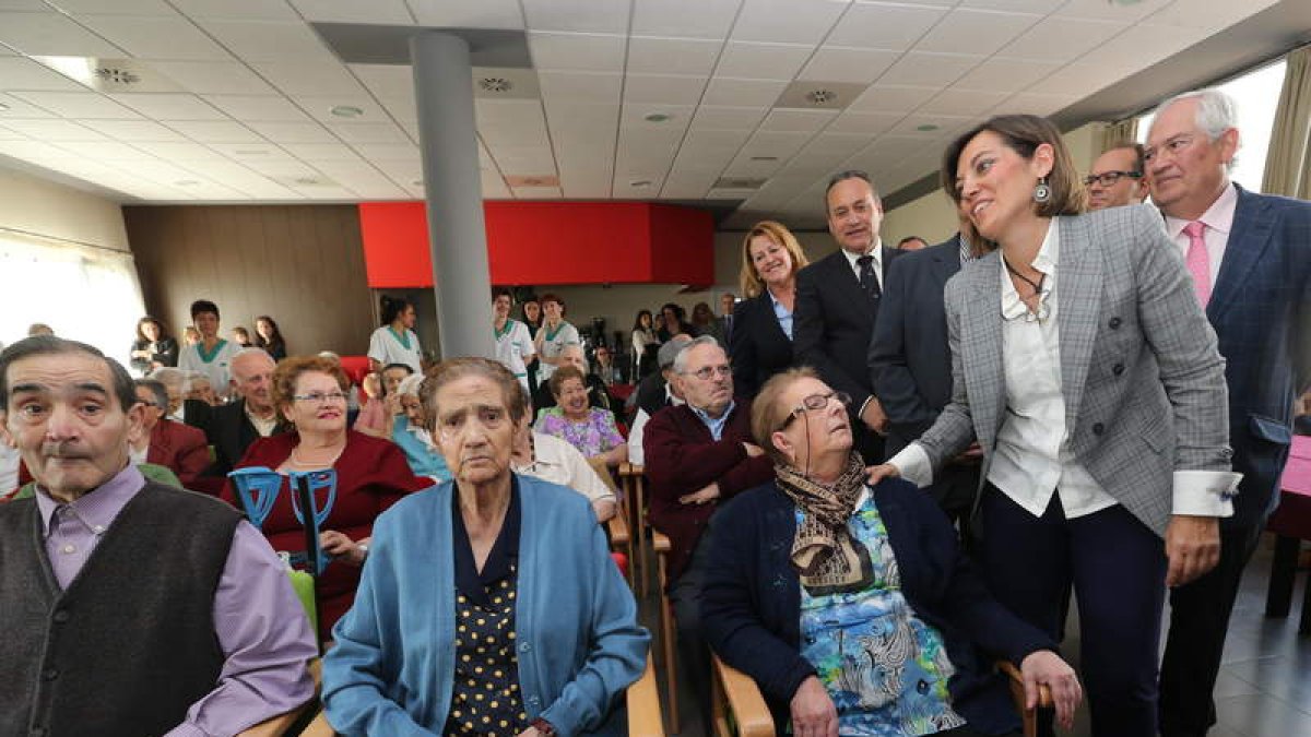 La consejera de Familia saludando a los mayores residentes en el centro de Vega.