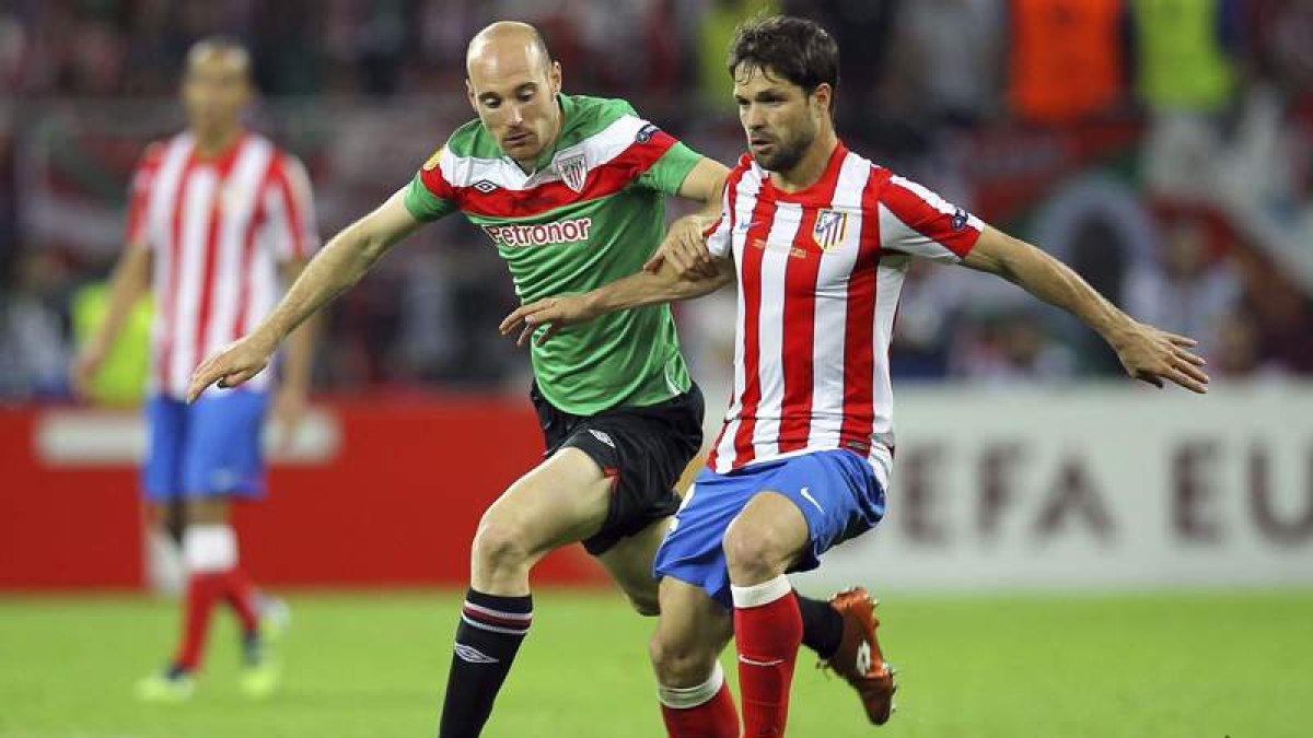 El jugador del Athletic de Bilbao, Gaizka Toquero, lucha por un balón con el rojiblanco Diego, autor del tercer gol.