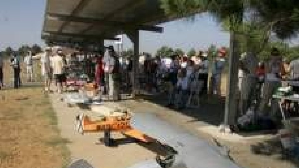 Cientos de personas acudieron al trofeo de aeromodelismo que se celebró en Las Lomas