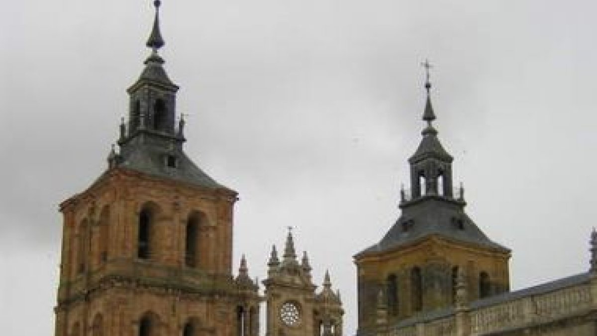 Detalle de las torres de la Catedral de Astorga, restauradas por la Junta.