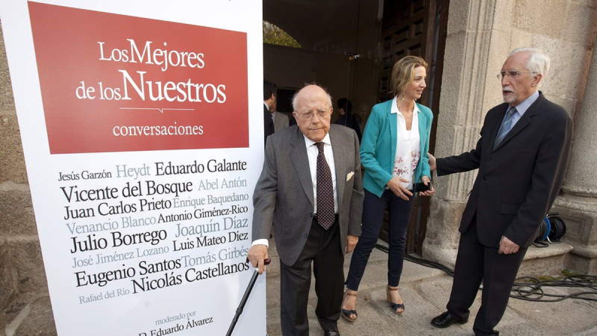 José Jiménez Lozano y Luis Mateo Díez, acompañados por la consejera de Cultura.