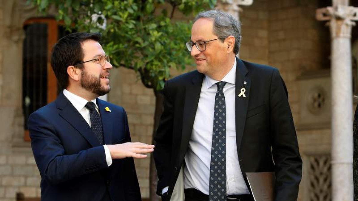 El vicepresident catalán Pere Aragonès y Quim Torra. TONI ALBIR