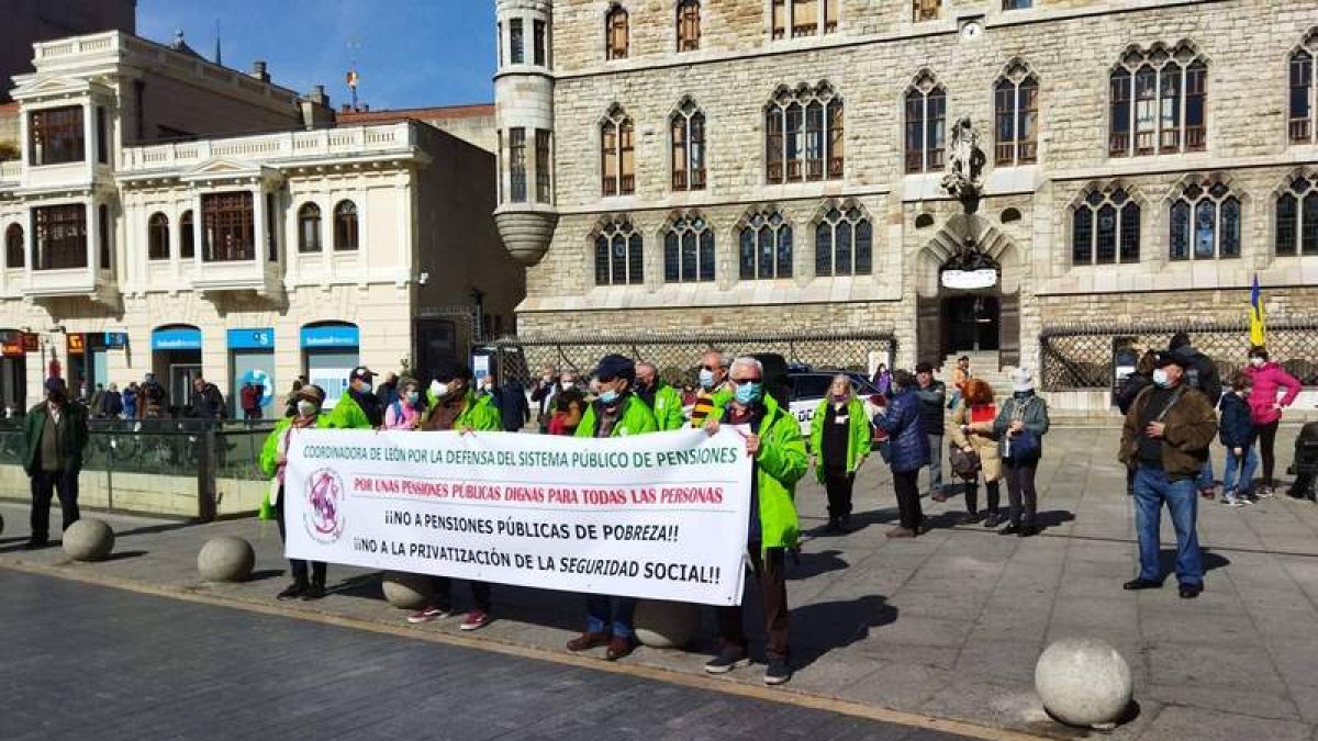 La Coordinadora de León por la Defensa del Sistema Público de Pensiones celebró ayer cuatro años de movilizaciones semanales. DL