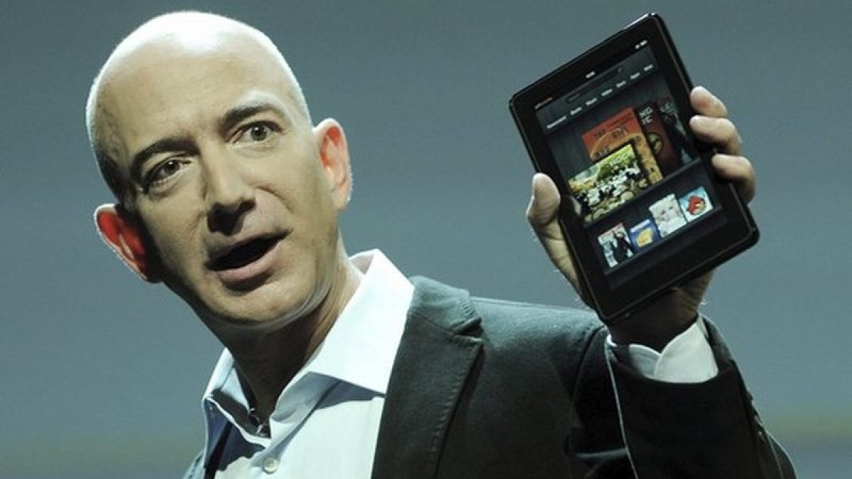 El fundador de Amazon, Jeff Bezos, con el nuevo Kindle Fire.