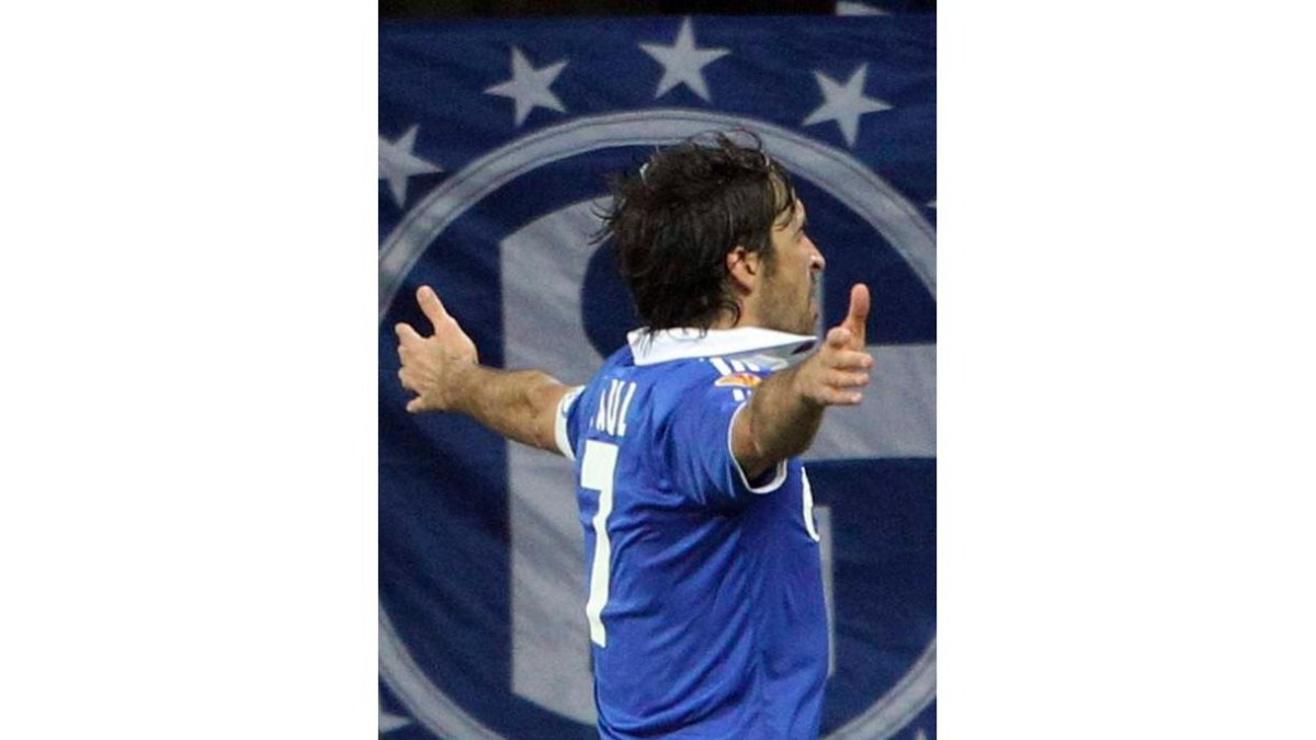 Raúl celebra el gol logrado con el Schalke ante el Herta.
