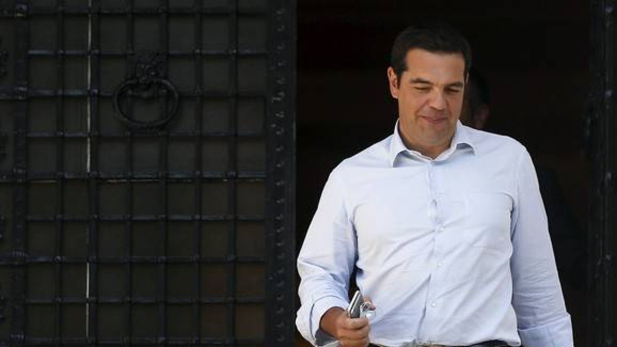 Tsipras sale de su residencia con destino a la reunión de Gobierno.