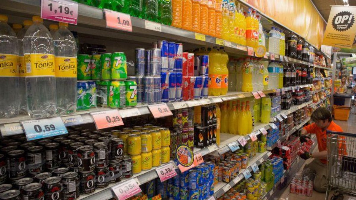 Envases de refrescos en un supermercado.