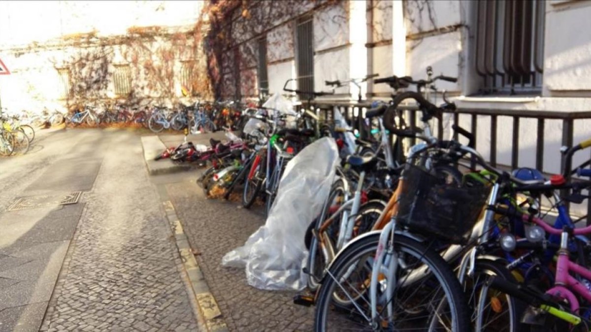 Bicicletas junto a la entrada del centro de Wilmersdorfer, en Berlín.
