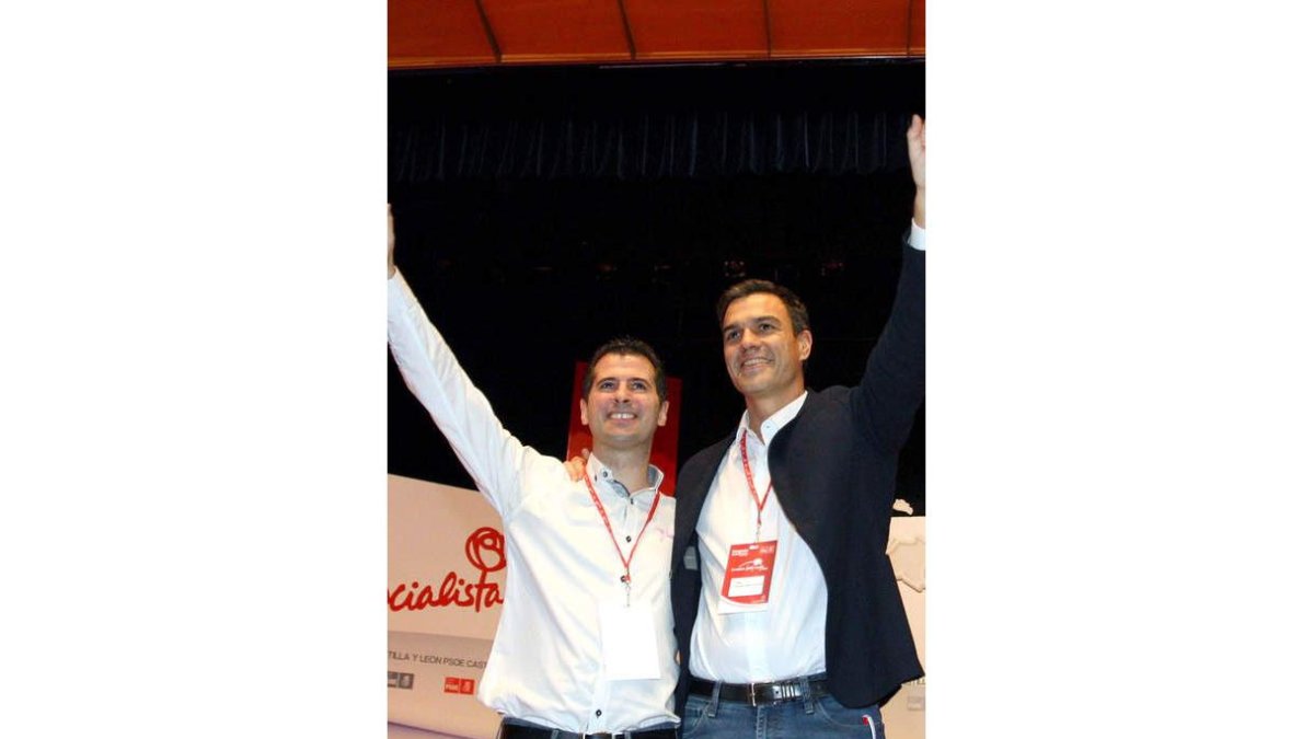 Luis Tudanca y Pedro Sánchez saludan unidos.