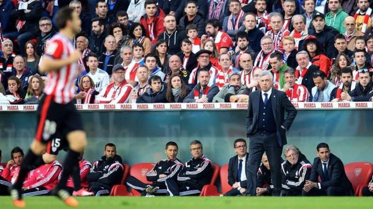Carlo Ancelotti, en el estadio de San Mamés, en la derrota del Madrid.