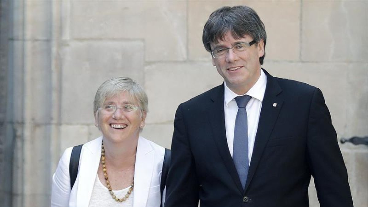 El presidente de la Generalitat, Carles Puigdemont (d) y la consellera de Educación, Clara Ponsati (i) llegan a la reunión semanal del Govern el pasado martes.