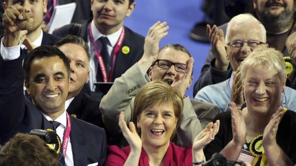 La líder de los nacionalistas escoceses, Nicola Sturgeon, celebra los resultados.