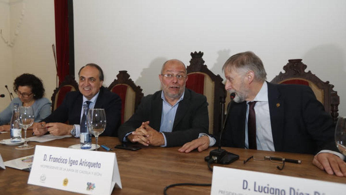 Imagen de la inauguración esta tarde del Foro de la Profesión Veterinaria. JESÚS F. SALVADORES