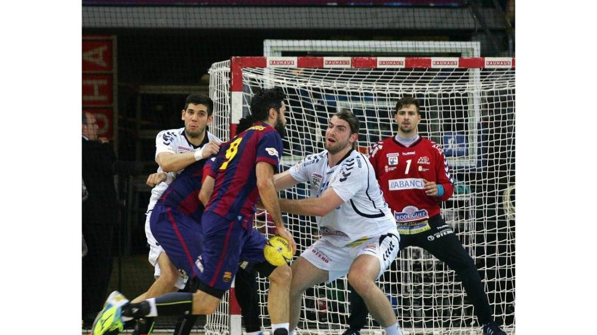 Un momento del partido entre el Barcelona y el Ademar