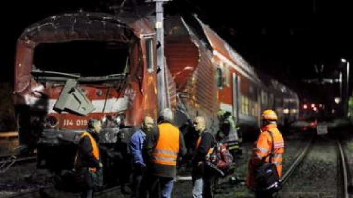 Rescatistas inspeccionan el lugar donde ocurrió el choque