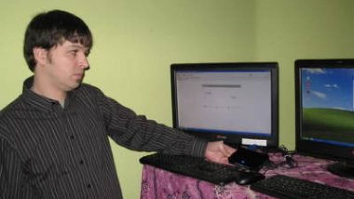 Mario Izquierdo sujeta en la mano el terminal ligero que permite conectarse al servidor.