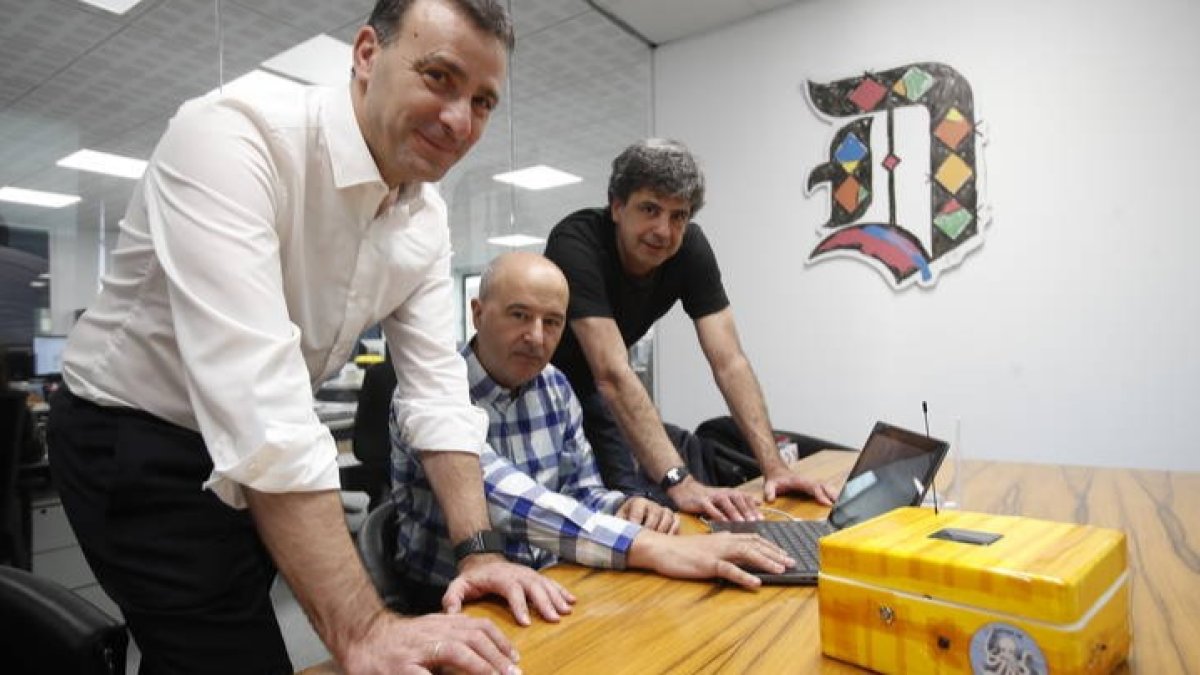 Ramón Ángel Fernández, Antonio Prieto y Álvaro Castellanos, con el prototipo que han desarrollado. RAMIRO
