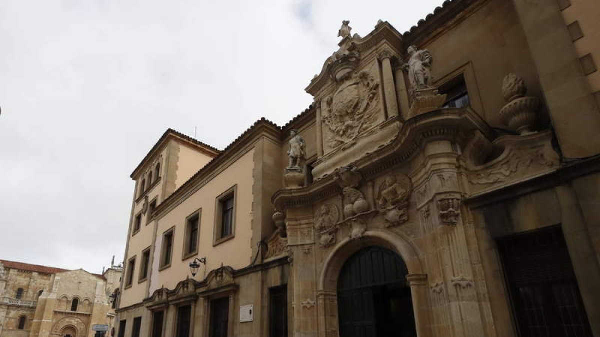 Imagen exterior de la sede de la Audiencia Provincial, en León capital. RAMIRO