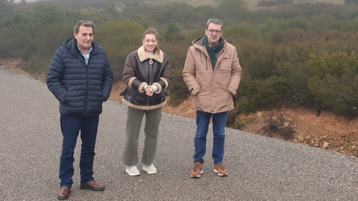 La delegada de la Junta en León, Ester Muñoz, visita el camino rural de Sotillos de Sabero. JCYL