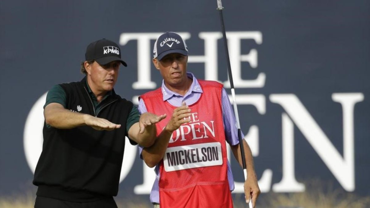 Mickelson habla con su cadi en el hoyo 18 de Royal Troon