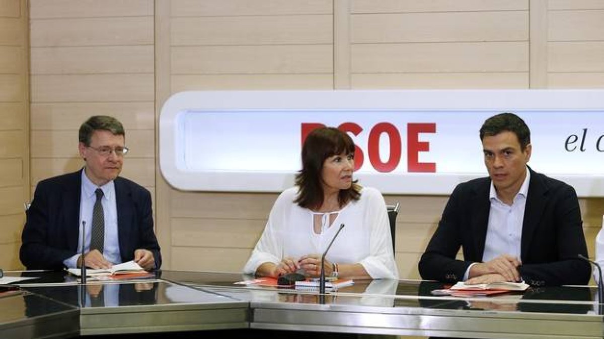 Jordi Sevilla y Micaela Navarro, junto a Pedro Sánchez, en la ejecutiva federal del PSOE, este lunes.