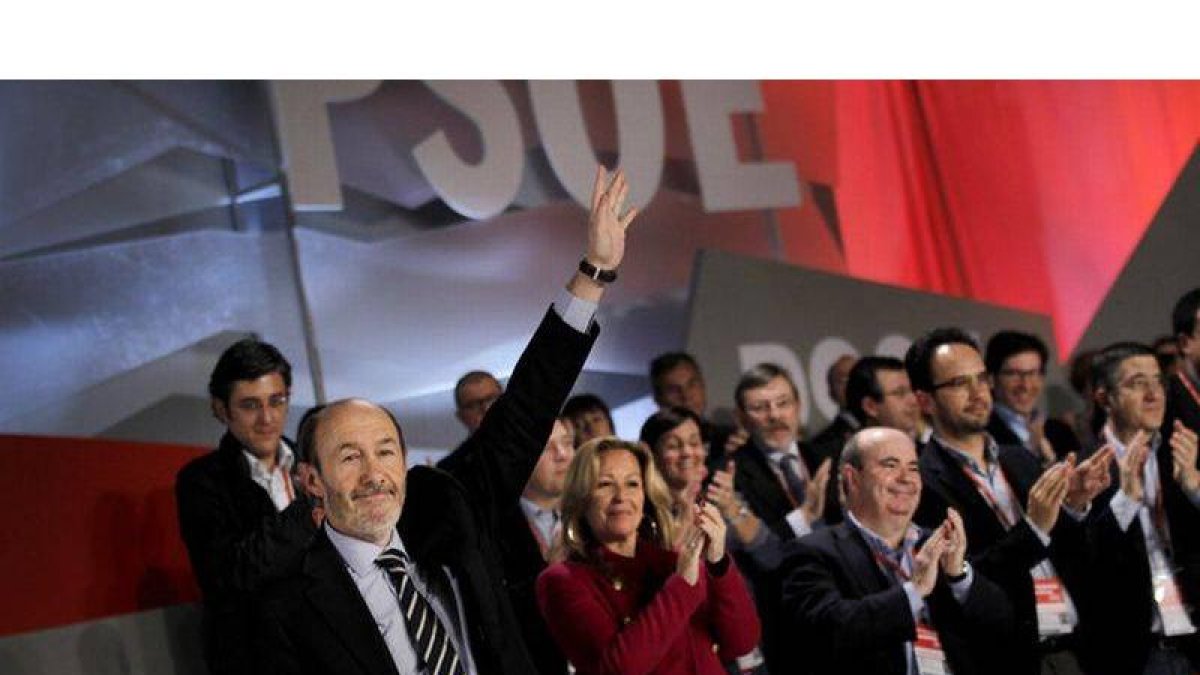 Rubalcaba, en primer término, saluda a los asistentes al congreso federal del PSOE, el domingo.