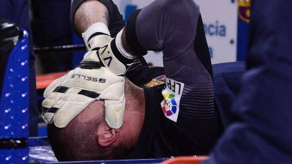 Víctor Valdés es retirado en camilla del campo tras lesionarse la rodilla.