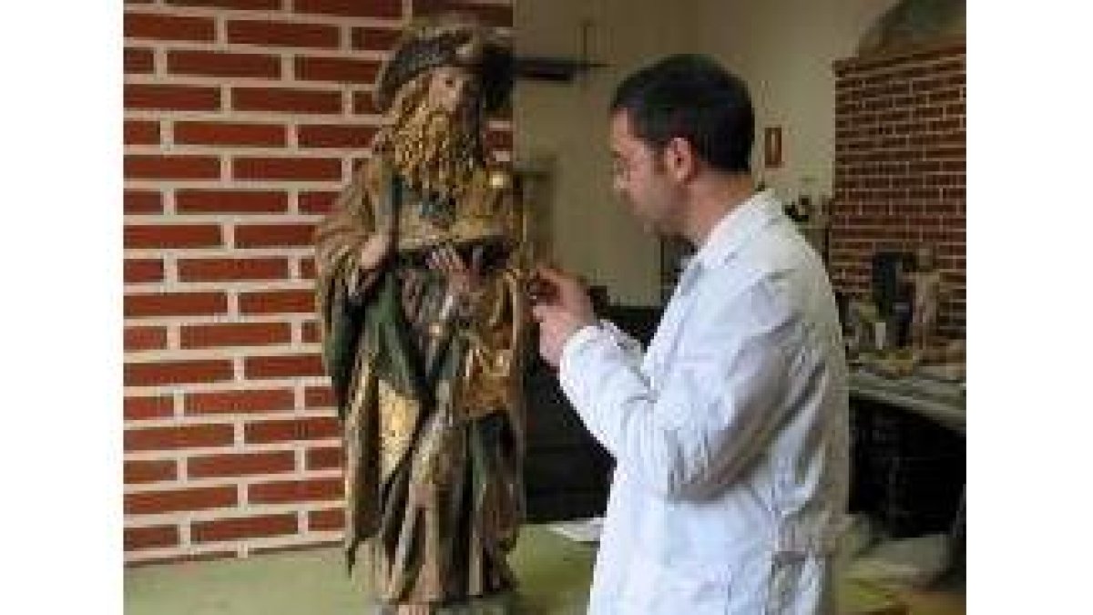 Antonio Morales restaurando la talla de Santiago Peregrino