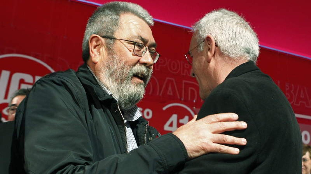 Cándido Méndez abraza a Ignacio Fernández Toxo en la clausura del congreso de UGT.