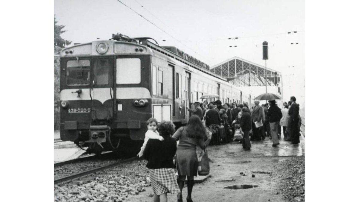 Leoneses suben al tren en la antigua estación de Renfe de León.
