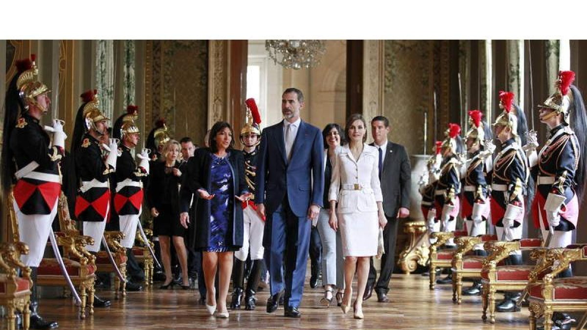 Los reyes de España, acompañados por la alcaldesa de París, Anne Hidalgo, durante su visita al ayuntamiento de París.