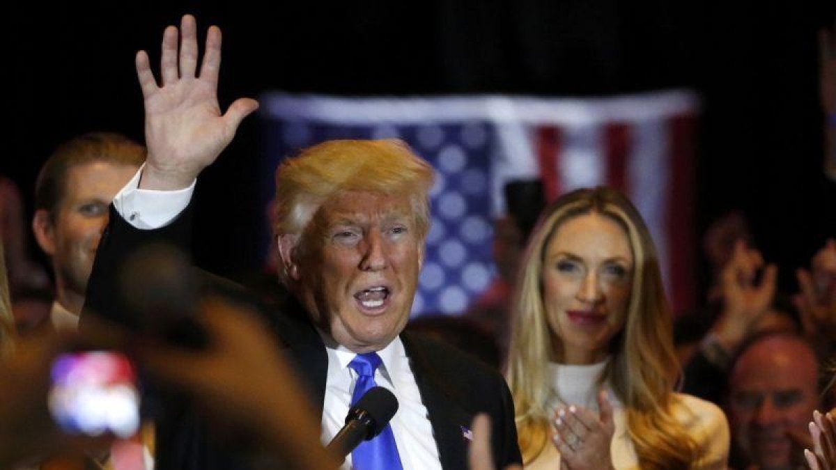 Donald Trump saluda a sus seguidores tras ganar las primarias de Indiana.