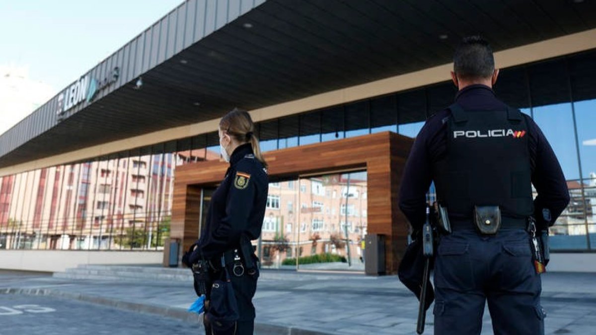 Imagen de archivo de la estación de trenes de León custodiada por la policía durante la emergencia del covid. FERNANDO OTERO