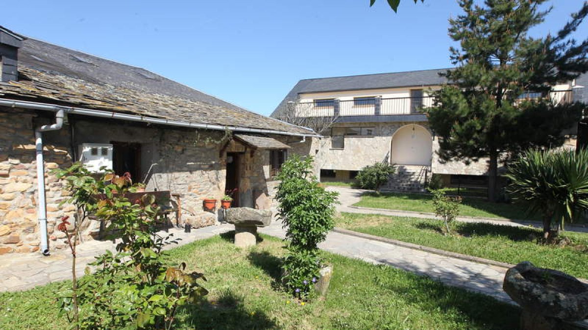 Exterior de la casa rural que los miembros de Proyecto Hombre han acondicionado.