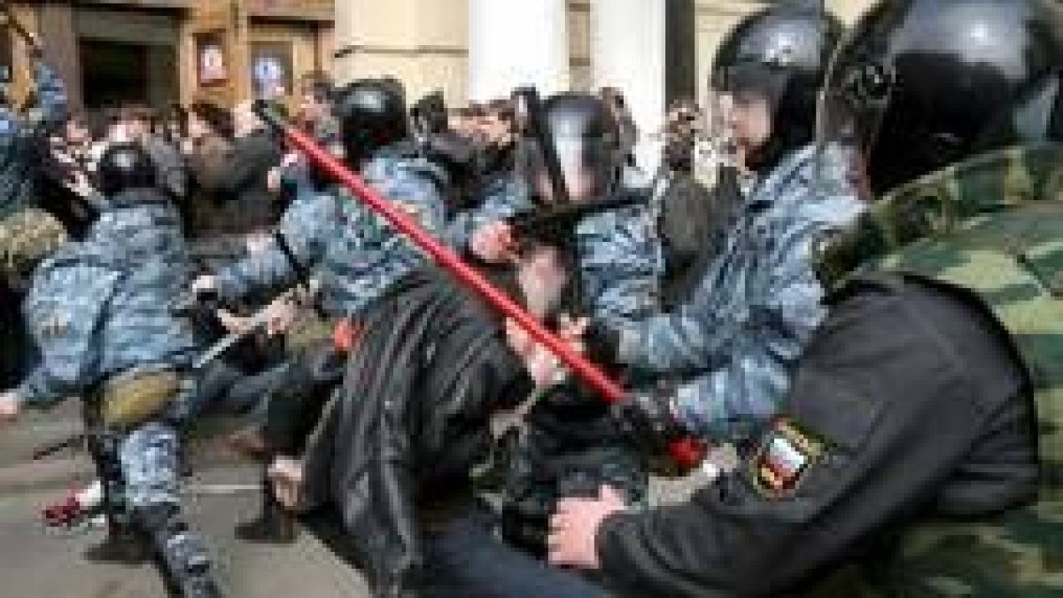 Policías rusos antidisturbios dispersan a los manifestantes que se pronunciaban en contra de Putin