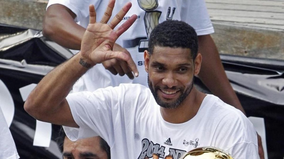 Tim Duncan, en junio del 2014, señalando los cinco títulos de la NBA conquistados.