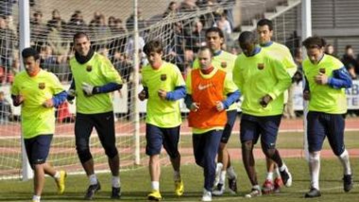 La primera plantilla del FC Barcelona, en el entrenamiento de ayer en Palafrugell.
