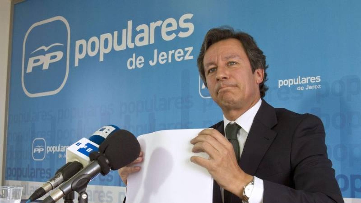 El vicesecretario de Organización y Electoral del PP, Carlos Floriano, hace declaraciones a los medios durante un acto del partido que ha tenido lugar hoy en la localidad gaditana de Jerez de la Frontera.